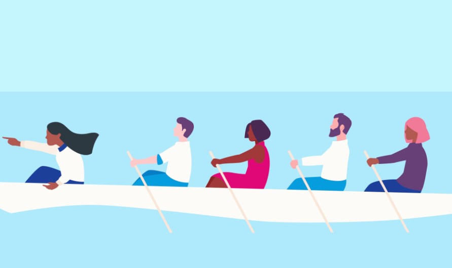 Des femmes est des hommes rament à l'unisson dans un bateau