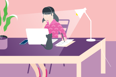 Une jeune femme sur son bureau qui travaille