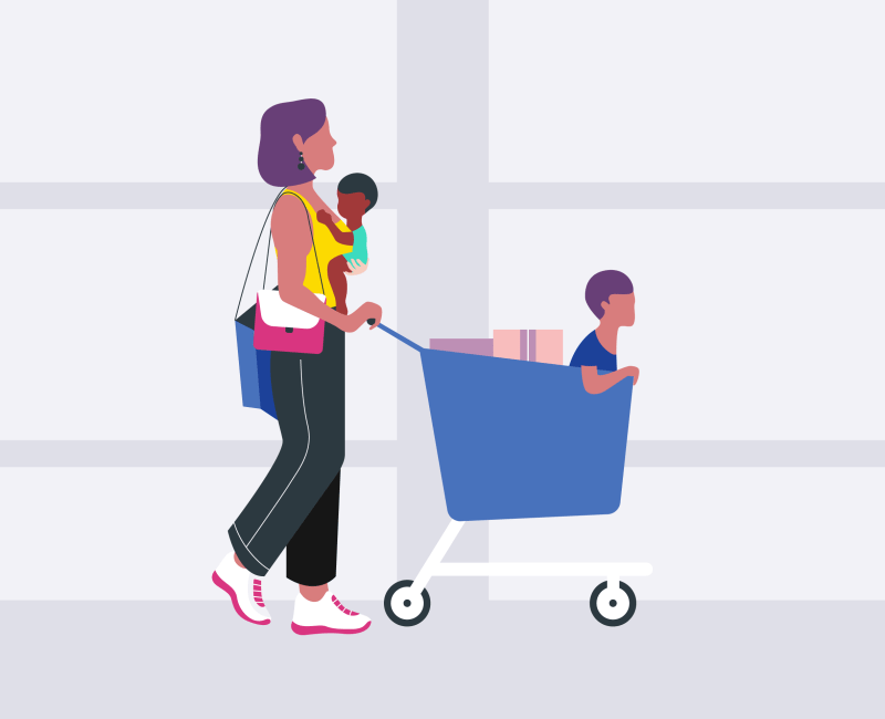 Jeune femme poussant son caddie avec ses enfants