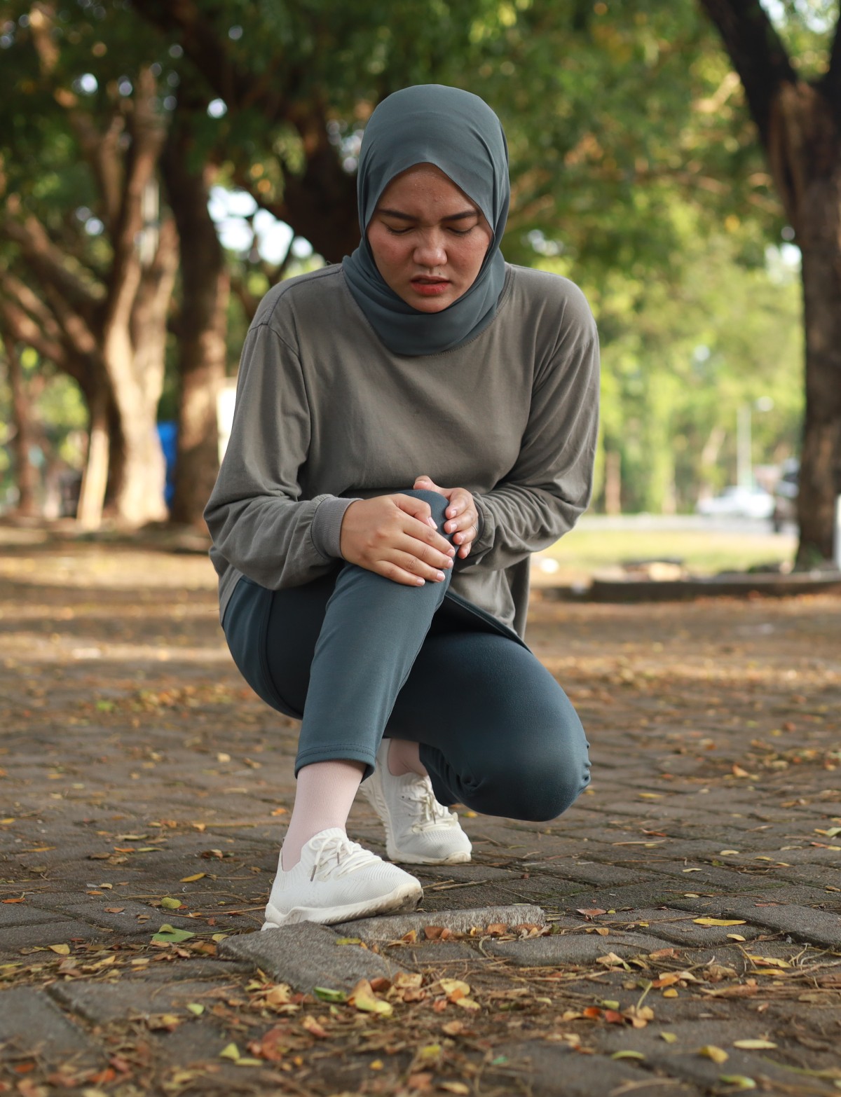 Photograph of woman with rheumatoid arthritis holding knee